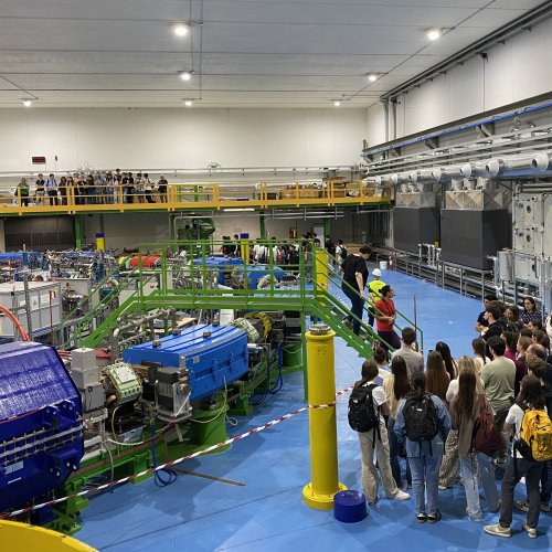 LE VISITE GUIDATE ALLA SCOPERTA DELL'ACCELERATORE DI PARTICELLE DI CNAO LE VISITE GUIDATE ALLA SCOPERTA DELL'ACCELERATORE DI PARTICELLE DI CNAO